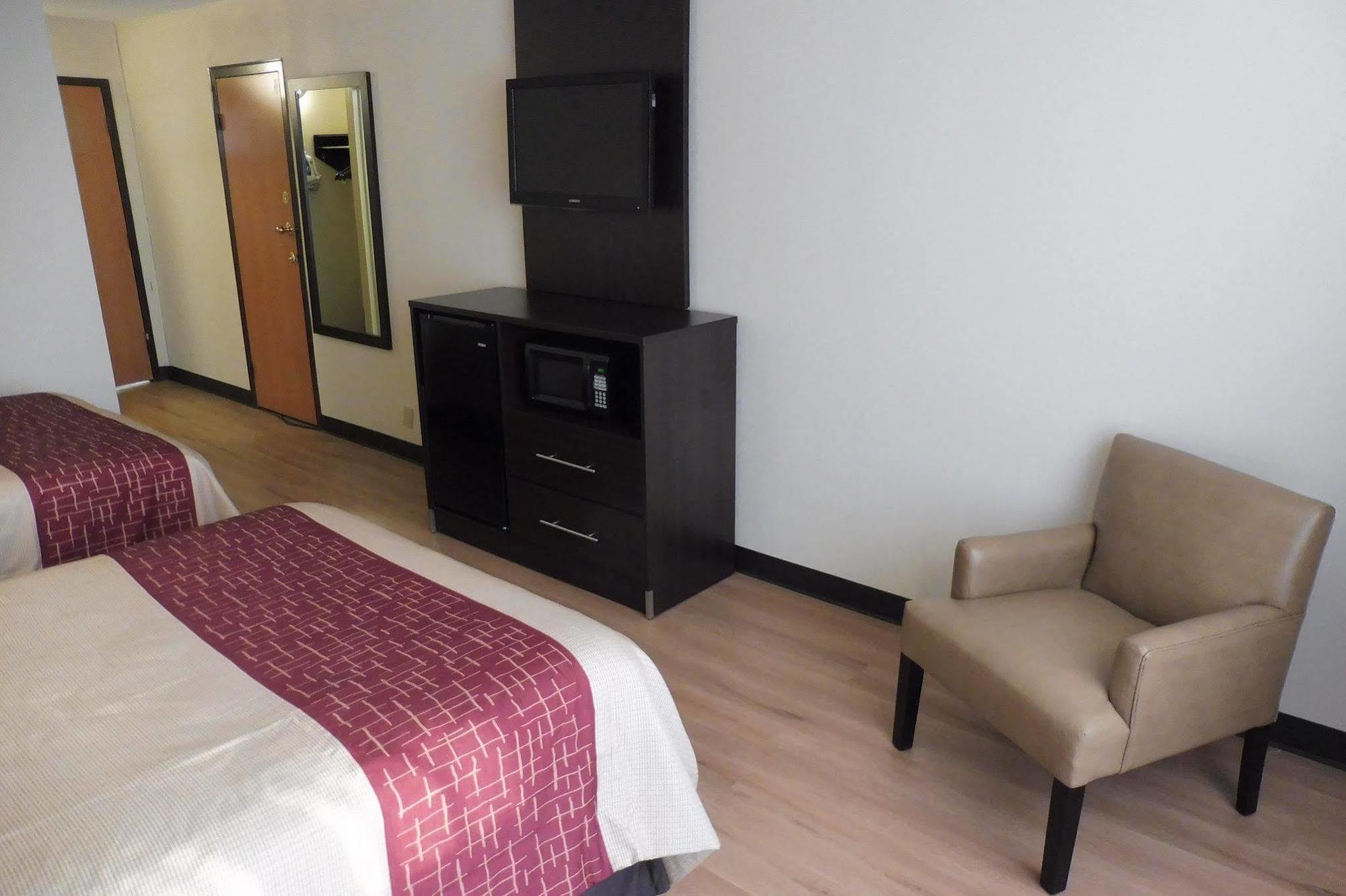 Ramada By Wyndham Cortland Hotel & Conference Center Екстериор снимка